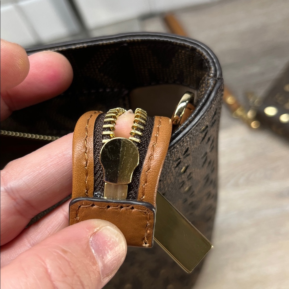 1184 Michael Kors lazer cut tote and wallet set 259031184 - Picture 9 of 16